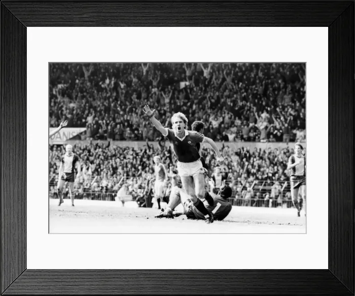 Framed Print : Manchester United v. Southampton. May 1982 MF07-10-059 Framed Print : Manchester United v. Southampton. May 1982 MF07-10-059