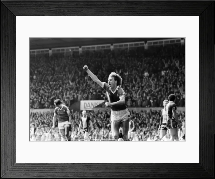 Framed Print : Manchester United v. Southampton. May 1982 MF07-10-057 Framed Print : Manchester United v. Southampton. May 1982 MF07-10-057