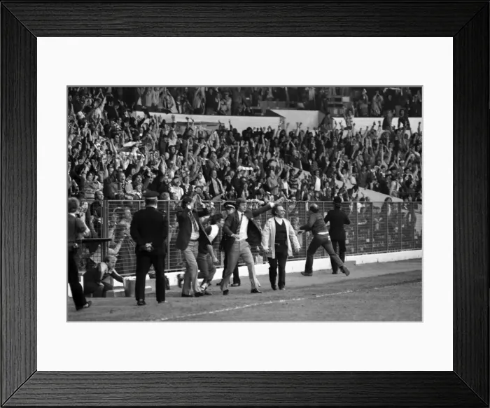 Framed Print : Leeds United 2. v. Brighton and Hove Albion 1. Division 1 Football. May 1982 MF07-01-056