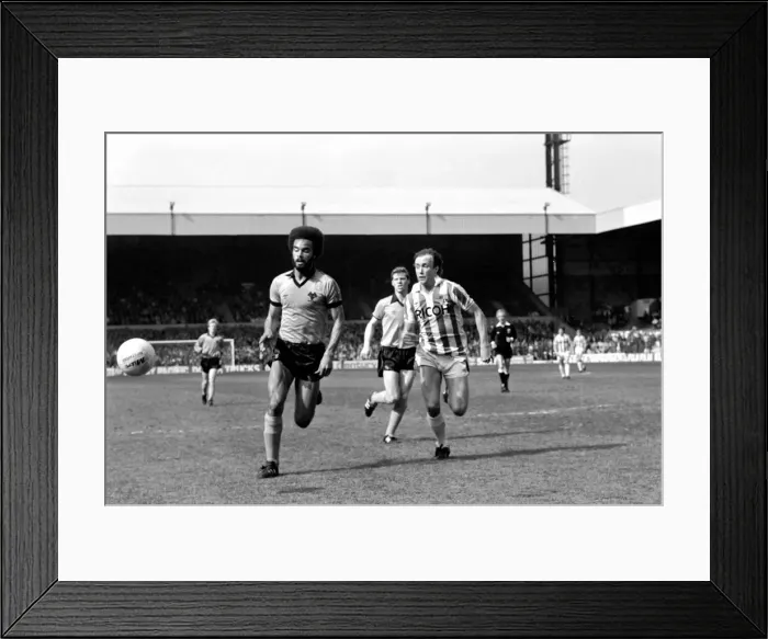 Framed Print : Stoke City 2 v. Wolverhampton Wanderers 1. Division 1 Football. April 1982 MF06-40-049 Framed Print : Stoke City 2 v. Wolverhampton Wanderers 1. Division 1 Football. April 1982 MF06-40-049