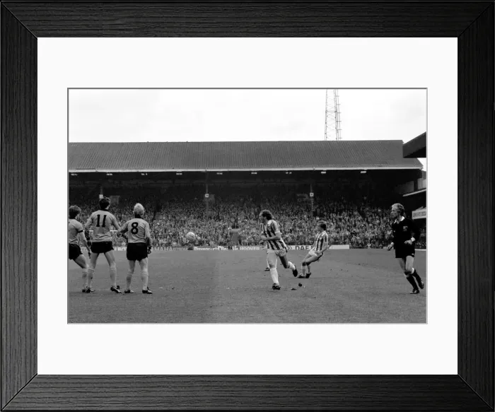 Framed Print : Stoke City 2 v. Wolverhampton Wanderers 1. Division 1 Football. April 1982 MF06-40-036 Framed Print : Stoke City 2 v. Wolverhampton Wanderers 1. Division 1 Football. April 1982 MF06-40-036