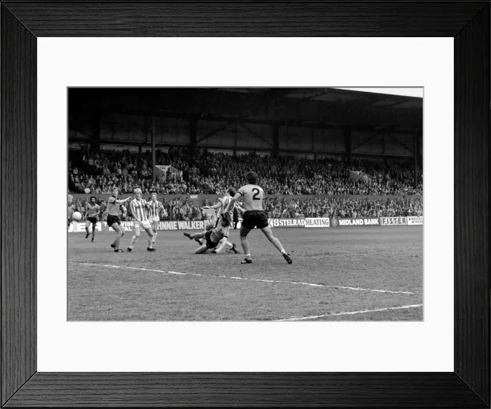 Framed Print : Stoke City 2 v. Wolverhampton Wanderers 1. Division 1 Football. April 1982 MF06-40-007 Framed Print : Stoke City 2 v. Wolverhampton Wanderers 1. Division 1 Football. April 1982 MF06-40-007