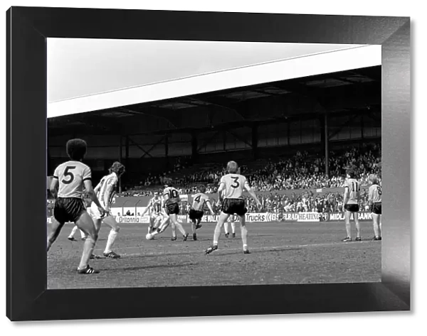 Stoke City 2 v. Wolverhampton Wanderers 1. Division 1 Football. April 1982 MF06-40-030