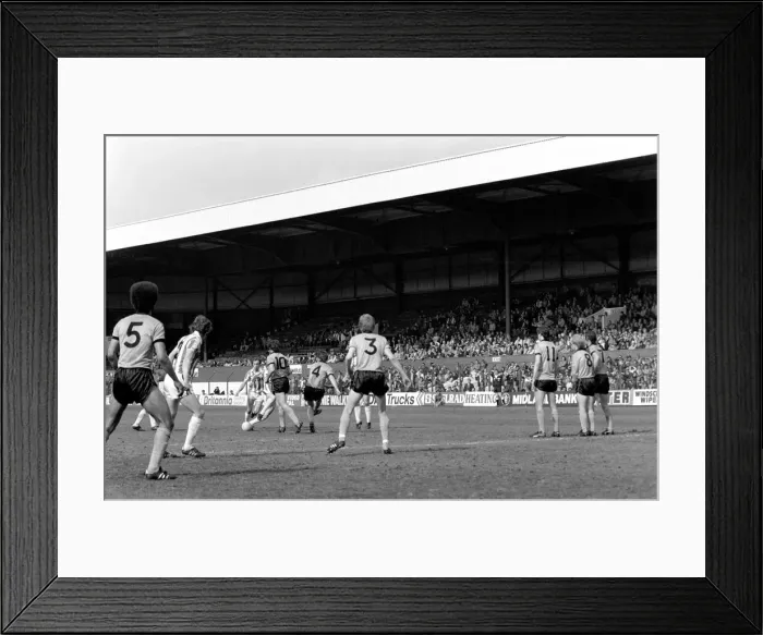 Framed Print : Stoke City 2 v. Wolverhampton Wanderers 1. Division 1 Football. April 1982 MF06-40-030 Framed Print : Stoke City 2 v. Wolverhampton Wanderers 1. Division 1 Football. April 1982 MF06-40-030