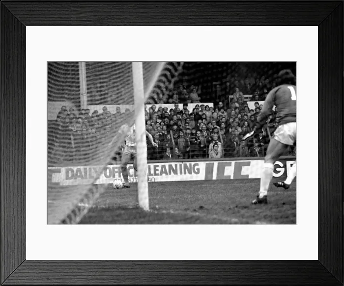 Framed Print : English League Division One match at Goodison Park. Everton 0 v West Ham United 0 Framed Print : English League Division One match at Goodison Park. Everton 0 v West Ham United 0