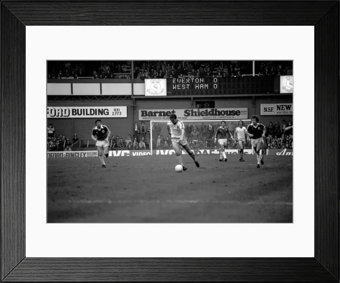 Framed Print : English League Division One match at Goodison Park. Everton 0 v West Ham United 0