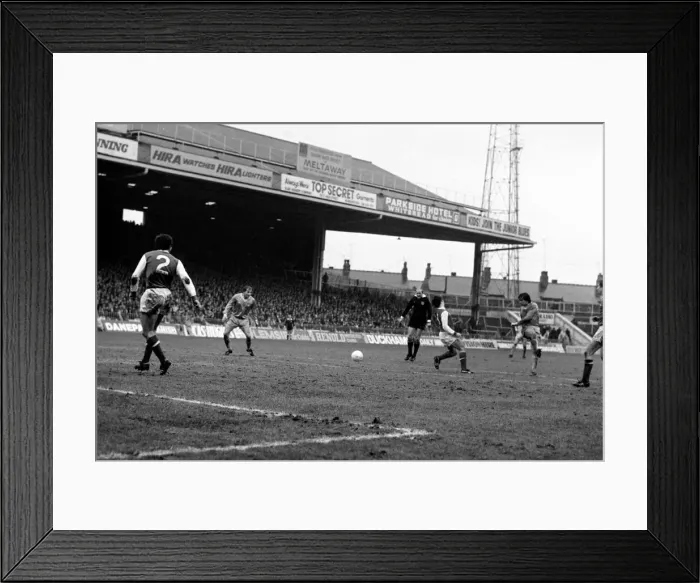Framed Print : English League Division One match at Maine Road. Manchester City 0 v Arsenal 0