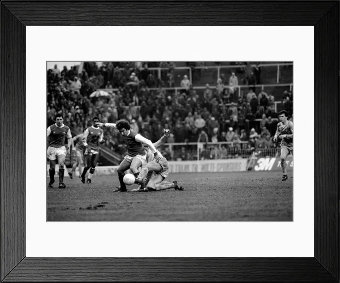 Framed Print : English League Division One match at Maine Road. Manchester City 0 v Arsenal 0