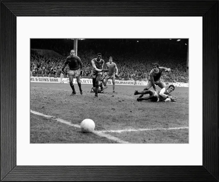 Framed Print : English League Division One match at Maine Road. Manchester City 0 v Arsenal 0