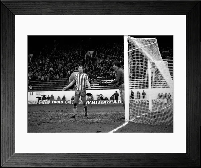 Framed Print : English League Division Two match. Sheffield Wednesday 1 v Charlton Athletic 1 Framed Print : English League Division Two match. Sheffield Wednesday 1 v Charlton Athletic 1