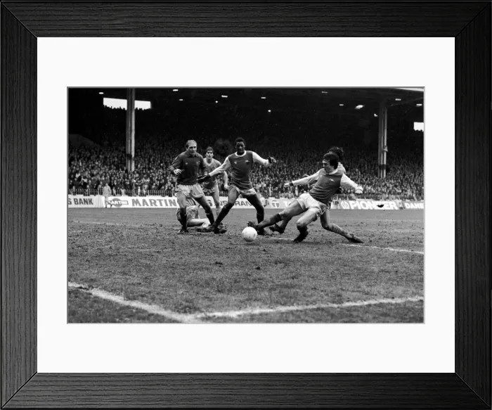 Framed Print : English League Division One match at Maine Road. Manchester City 0 v Arsenal 0 Framed Print : English League Division One match at Maine Road. Manchester City 0 v Arsenal 0