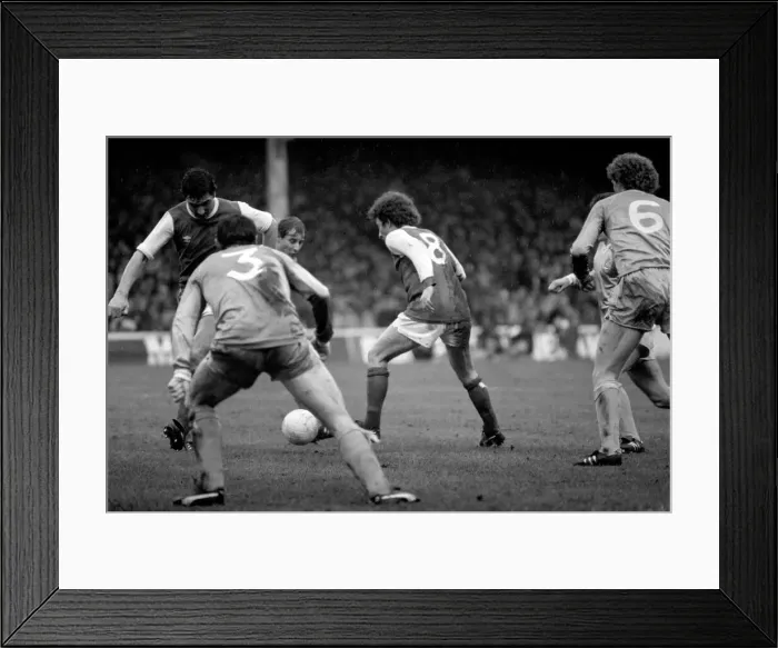 Framed Print : English League Division One match at Maine Road. Manchester City 0 v Arsenal 0 Framed Print : English League Division One match at Maine Road. Manchester City 0 v Arsenal 0