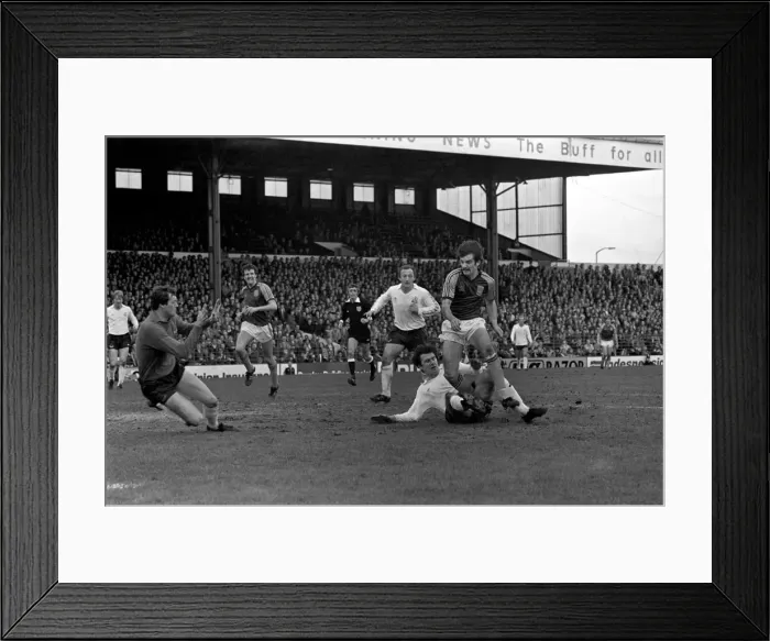 Framed Print : Bolton Wanderers 1 v. West Ham 1. Division Two Football. March 1981 MF02-08-011 Framed Print : Bolton Wanderers 1 v. West Ham 1. Division Two Football. March 1981 MF02-08-011