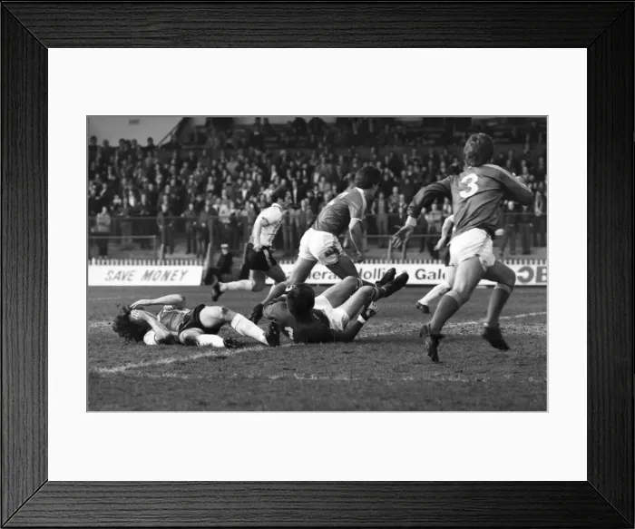 Framed Print : Sheffield United 2 v. Millwall 1. Division Three Football. March 1981 MF02-09-014 Framed Print : Sheffield United 2 v. Millwall 1. Division Three Football. March 1981 MF02-09-014