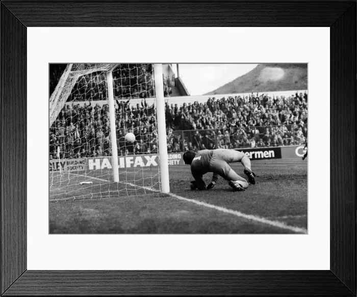 Framed Print : Leeds United 3 v. Coventry 0. Division 1 Football. April 1981 MF02-11-014 Framed Print : Leeds United 3 v. Coventry 0. Division 1 Football. April 1981 MF02-11-014