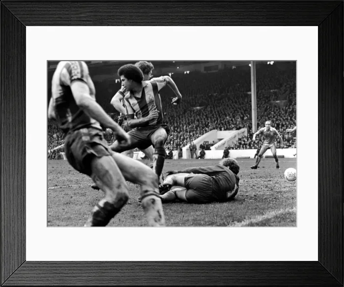 Framed Print : Manchester City v. West Bromwich Albion. March 1981 MF01-45-054 Framed Print : Manchester City v. West Bromwich Albion. March 1981 MF01-45-054