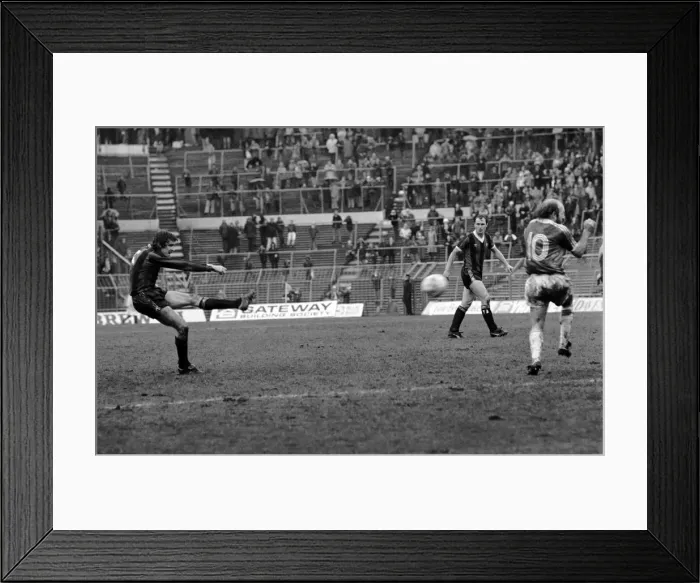 Framed Print : rmingham City v. Manchester City. March 1981 MF02-02-007