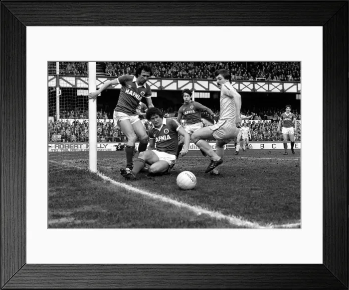 Framed Print : Everton 1 v. Leeds United 2. Division One Football. March 1981 MF01-44-002 Framed Print : Everton 1 v. Leeds United 2. Division One Football. March 1981 MF01-44-002