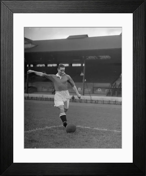 Framed Print : Walker Chelsea. Circa December 1946 - January 1947 Framed Print : Walker Chelsea. Circa December 1946 - January 1947