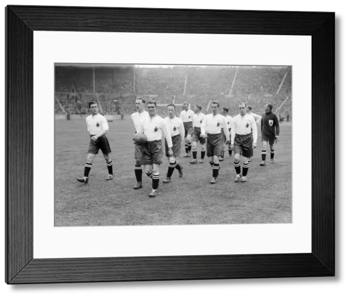 Framed Print : Joe Smith leading the Bolton team onto the Wembley Pitch FA Cup Final 1926