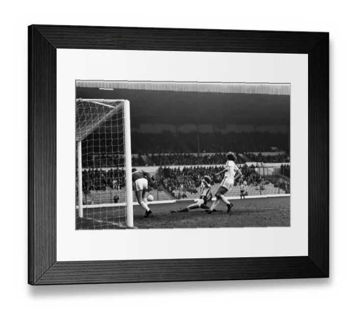 Framed Print : Leeds United 1 v. Stoke City 3. Division One Football. February 1981 MF01-29-116