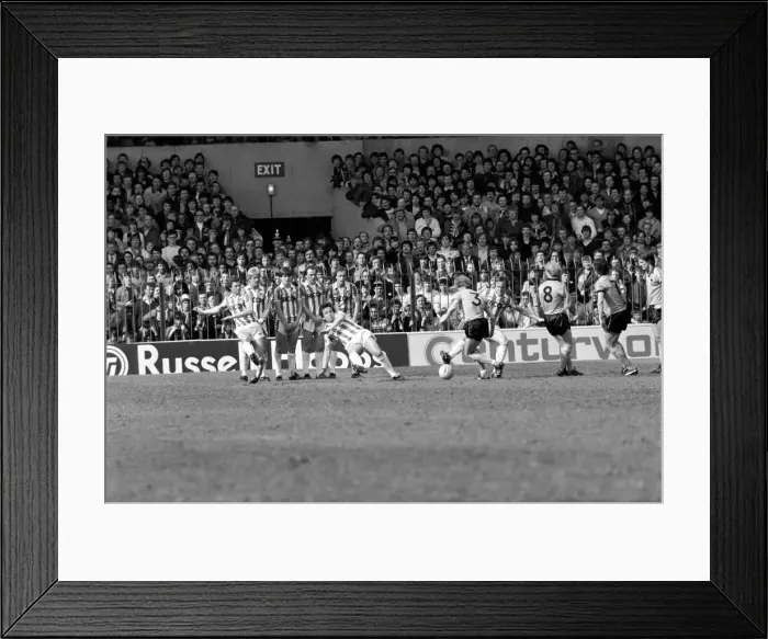 Framed Print : Stoke City 2 v. Wolverhampton Wanderers 1. Division 1 Football. April 1982 MF06-40-033 Framed Print : Stoke City 2 v. Wolverhampton Wanderers 1. Division 1 Football. April 1982 MF06-40-033
