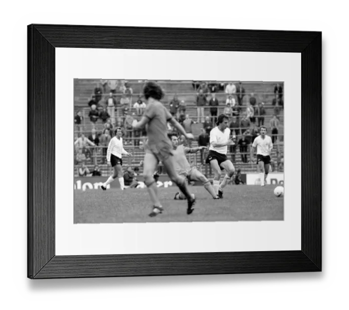 Framed Print : Bolton Wanderers 0 v. Oldham 2. Division two football September 1981 MF03-13-012