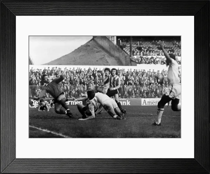 Framed Print : Leeds United 1 v. Stoke City 3. Division One Football. February 1981 MF01-29-040 Framed Print : Leeds United 1 v. Stoke City 3. Division One Football. February 1981 MF01-29-040