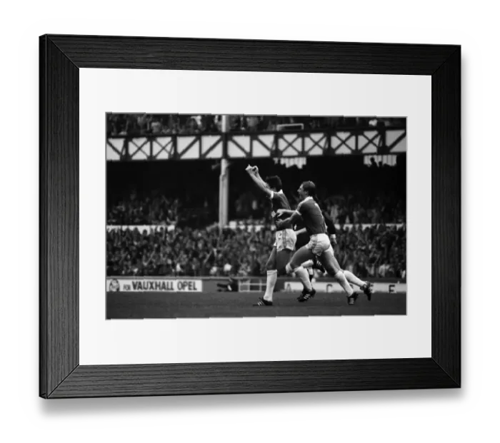 Framed Print : Everton 1 v. Brighton and Hove Albion 1. Division one Football Framed Print : Everton 1 v. Brighton and Hove Albion 1. Division one Football