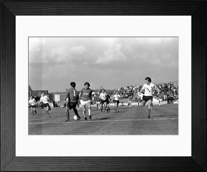 Framed Print : Barnsley 3 v. Bolton 0. September 1981 MF03-08-110