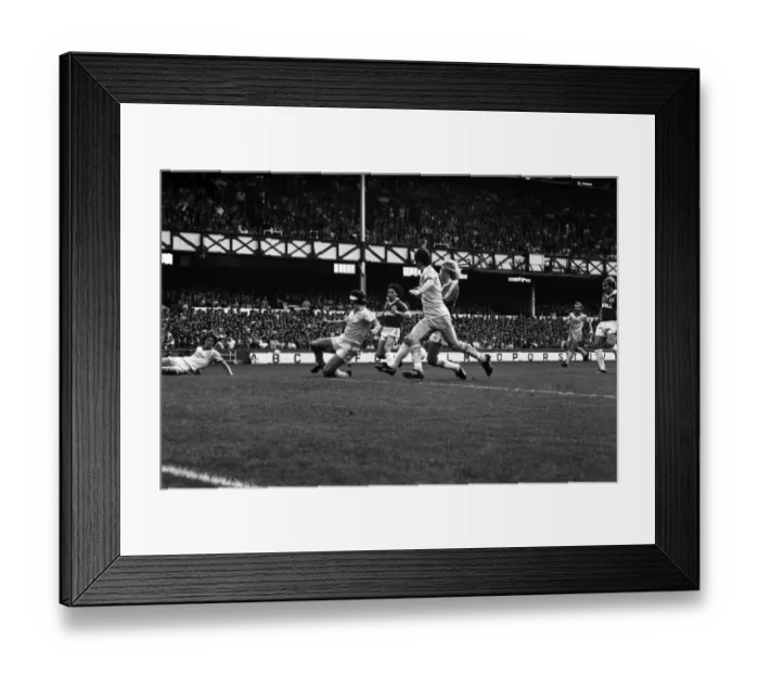 Framed Print : Everton 1 v. Brighton and Hove Albion 1. Division one Football Framed Print : Everton 1 v. Brighton and Hove Albion 1. Division one Football