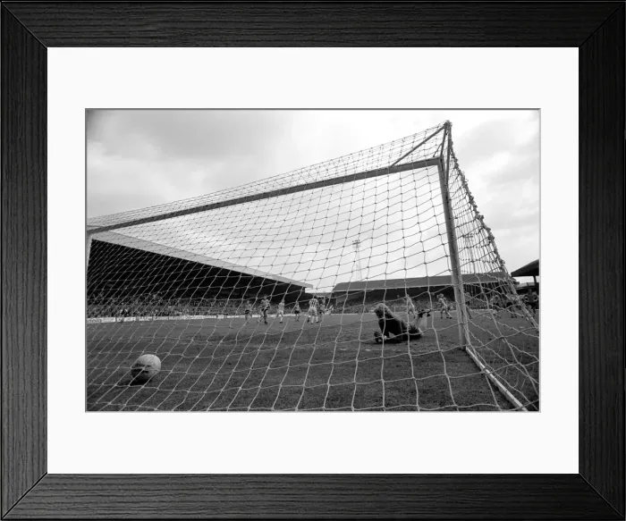 Framed Print : Stoke City 2 v. Wolverhampton Wanderers 1. Division 1 Football. April 1982 MF06-40-047 Framed Print : Stoke City 2 v. Wolverhampton Wanderers 1. Division 1 Football. April 1982 MF06-40-047