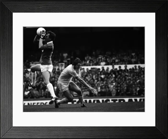 Framed Print : Everton 1 v. Brighton and Hove Albion 1. Division one Football
