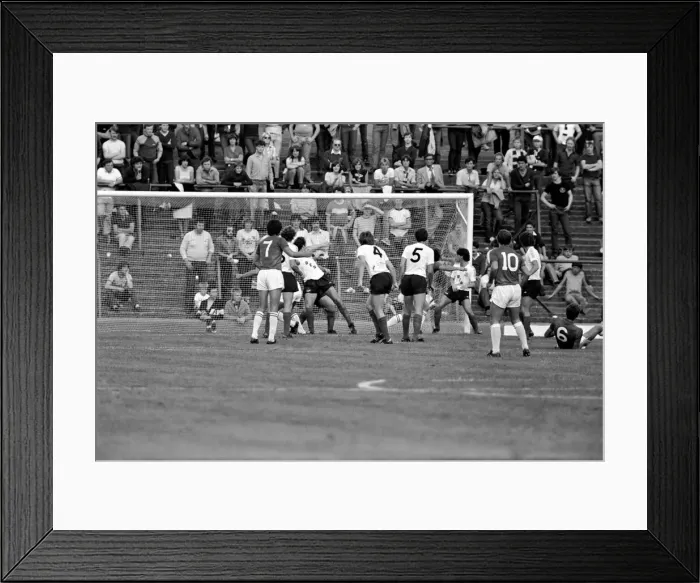 Framed Print : Barnsley 3 v. Bolton 0. September 1981 MF03-08-012 Framed Print : Barnsley 3 v. Bolton 0. September 1981 MF03-08-012