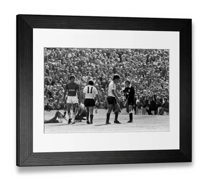 Framed Print : Barnsley 3 v. Bolton 0. September 1981 MF03-08-026 Framed Print : Barnsley 3 v. Bolton 0. September 1981 MF03-08-026