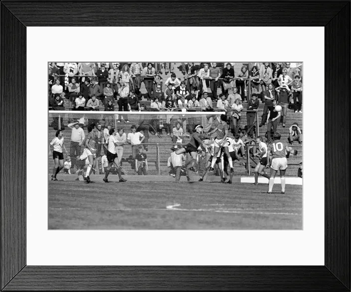 Framed Print : Barnsley 3 v. Bolton 0. September 1981 MF03-08-011 Framed Print : Barnsley 3 v. Bolton 0. September 1981 MF03-08-011