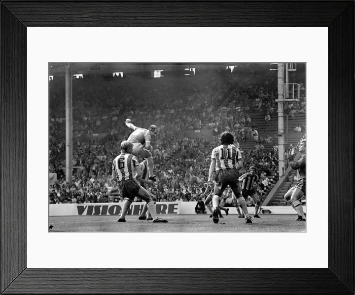 Framed Print : Manchester City v. West Bromwich Albion. August 1981 MF03-07-078 Framed Print : Manchester City v. West Bromwich Albion. August 1981 MF03-07-078