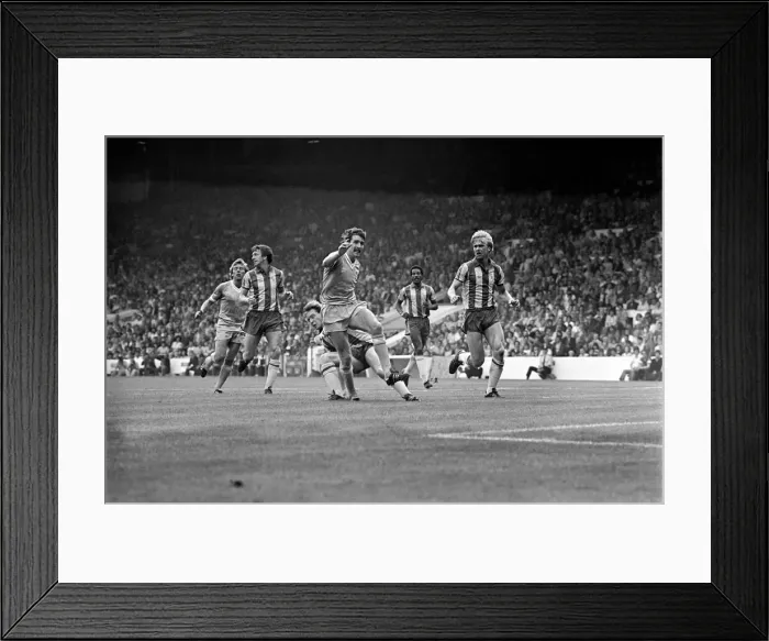 Framed Print : Manchester City v. West Bromwich Albion. August 1981 MF03-07-072 Framed Print : Manchester City v. West Bromwich Albion. August 1981 MF03-07-072