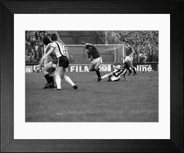 Framed Print : English League Division One match. Notts County 1 v Manchester United 3 Framed Print : English League Division One match. Notts County 1 v Manchester United 3