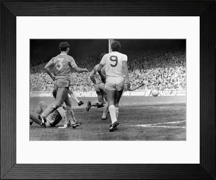 Framed Print : English League Division One match at Maine Road. Manchester City 1 v Everton 1