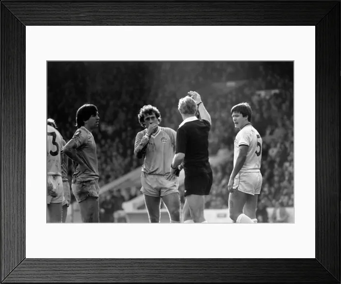 Framed Print : English League Division One match at Maine Road. Manchester City 1 v Everton 1 Framed Print : English League Division One match at Maine Road. Manchester City 1 v Everton 1