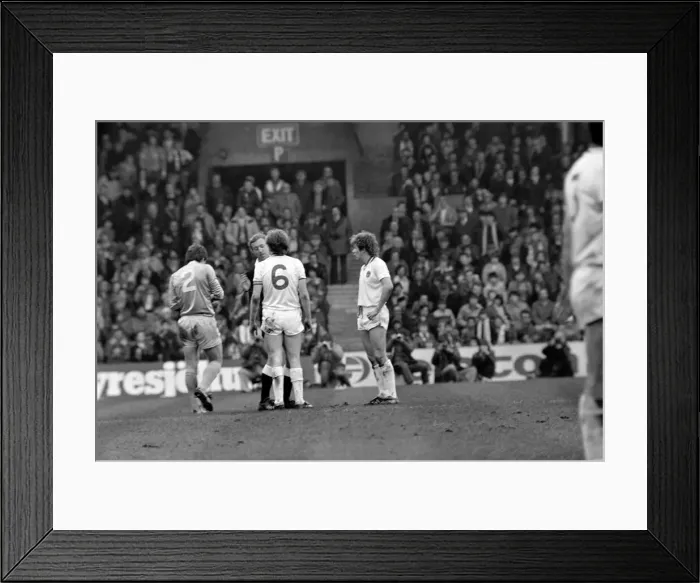 Framed Print : English League Division One match at Maine Road. Manchester City 1 v Everton 1 Framed Print : English League Division One match at Maine Road. Manchester City 1 v Everton 1