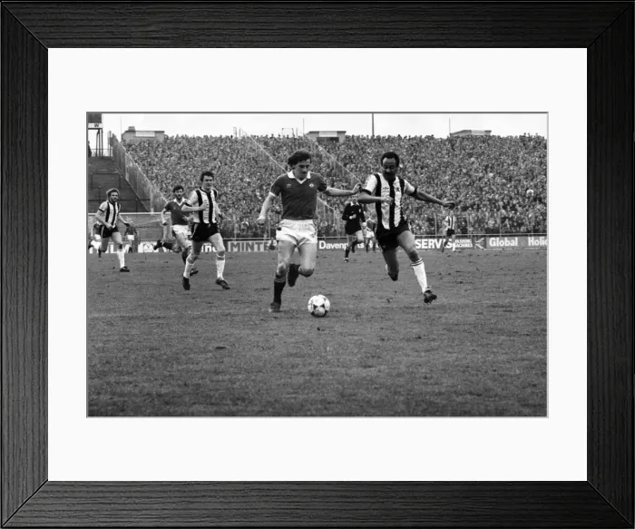 Framed Print : English League Division One match. Notts County 1 v Manchester United 3 Framed Print : English League Division One match. Notts County 1 v Manchester United 3