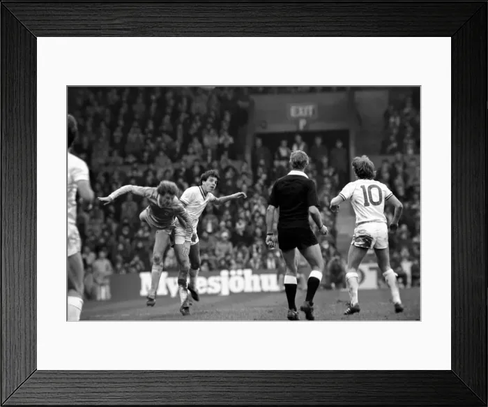 Framed Print : English League Division One match at Maine Road. Manchester City 1 v Everton 1 Framed Print : English League Division One match at Maine Road. Manchester City 1 v Everton 1