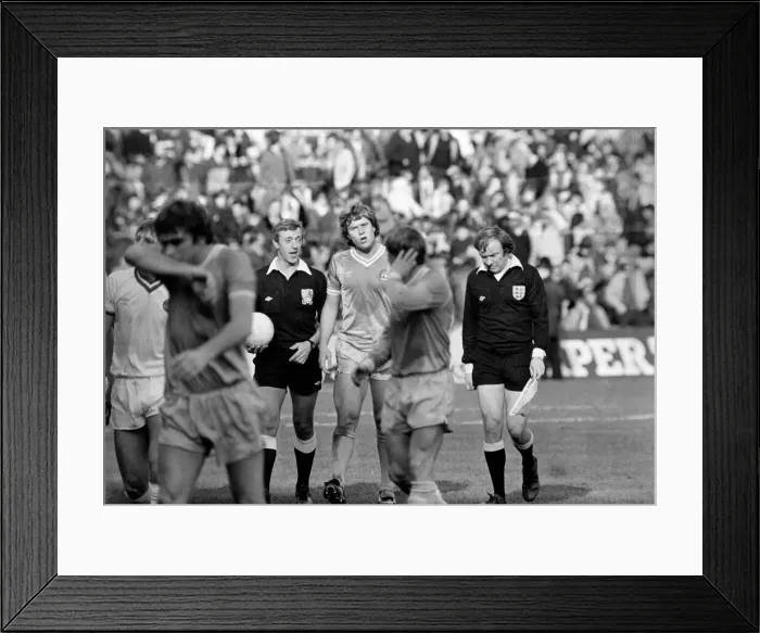 Framed Print : English League Division One match at Maine Road. Manchester City 1 v Everton 1 Framed Print : English League Division One match at Maine Road. Manchester City 1 v Everton 1