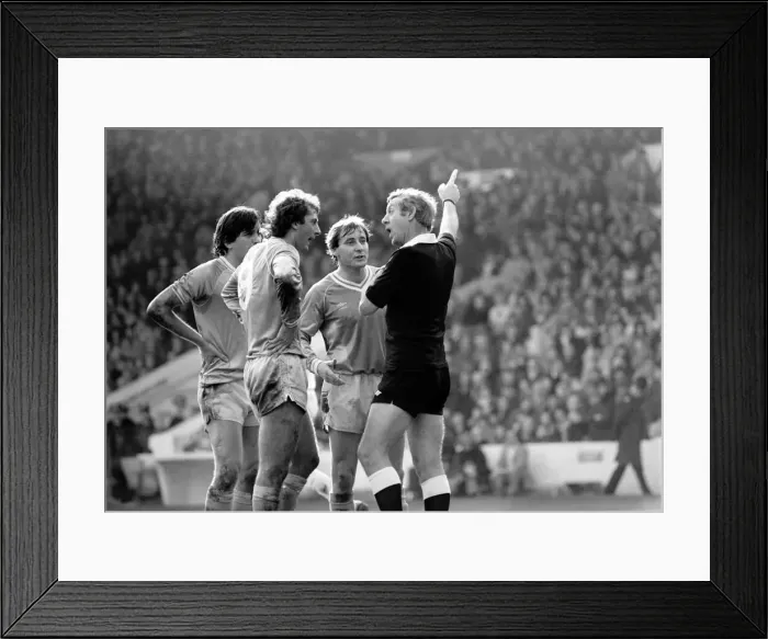 Framed Print : English League Division One match at Maine Road. Manchester City 1 v Everton 1 Framed Print : English League Division One match at Maine Road. Manchester City 1 v Everton 1