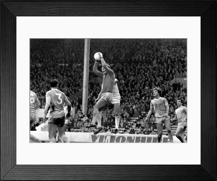 Framed Print : English League Division One match at Maine Road. Manchester City 1 v Everton 1 Framed Print : English League Division One match at Maine Road. Manchester City 1 v Everton 1