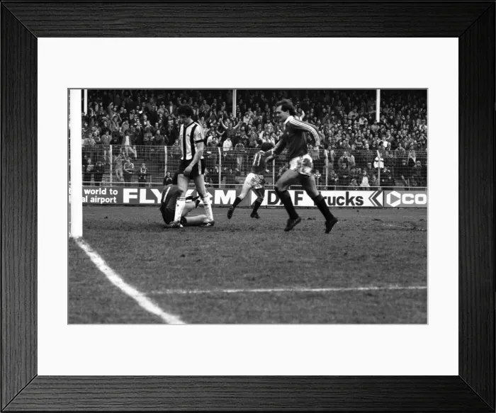 Framed Print : English League Division One match. Notts County 1 v Manchester United 3 Framed Print : English League Division One match. Notts County 1 v Manchester United 3
