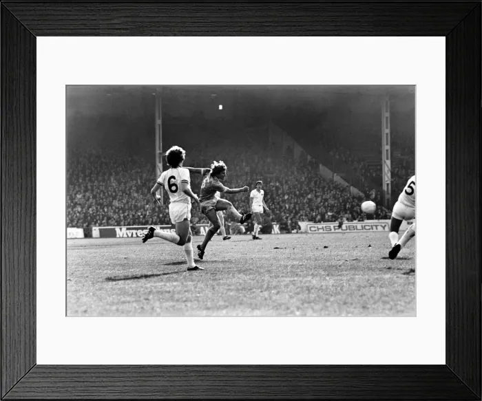 Framed Print : English League Division One match at Maine Road. Manchester City 1 v Everton 1 Framed Print : English League Division One match at Maine Road. Manchester City 1 v Everton 1