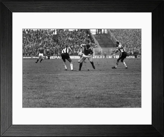 Framed Print : English League Division One match. Notts County 1 v Manchester United 3 Framed Print : English League Division One match. Notts County 1 v Manchester United 3
